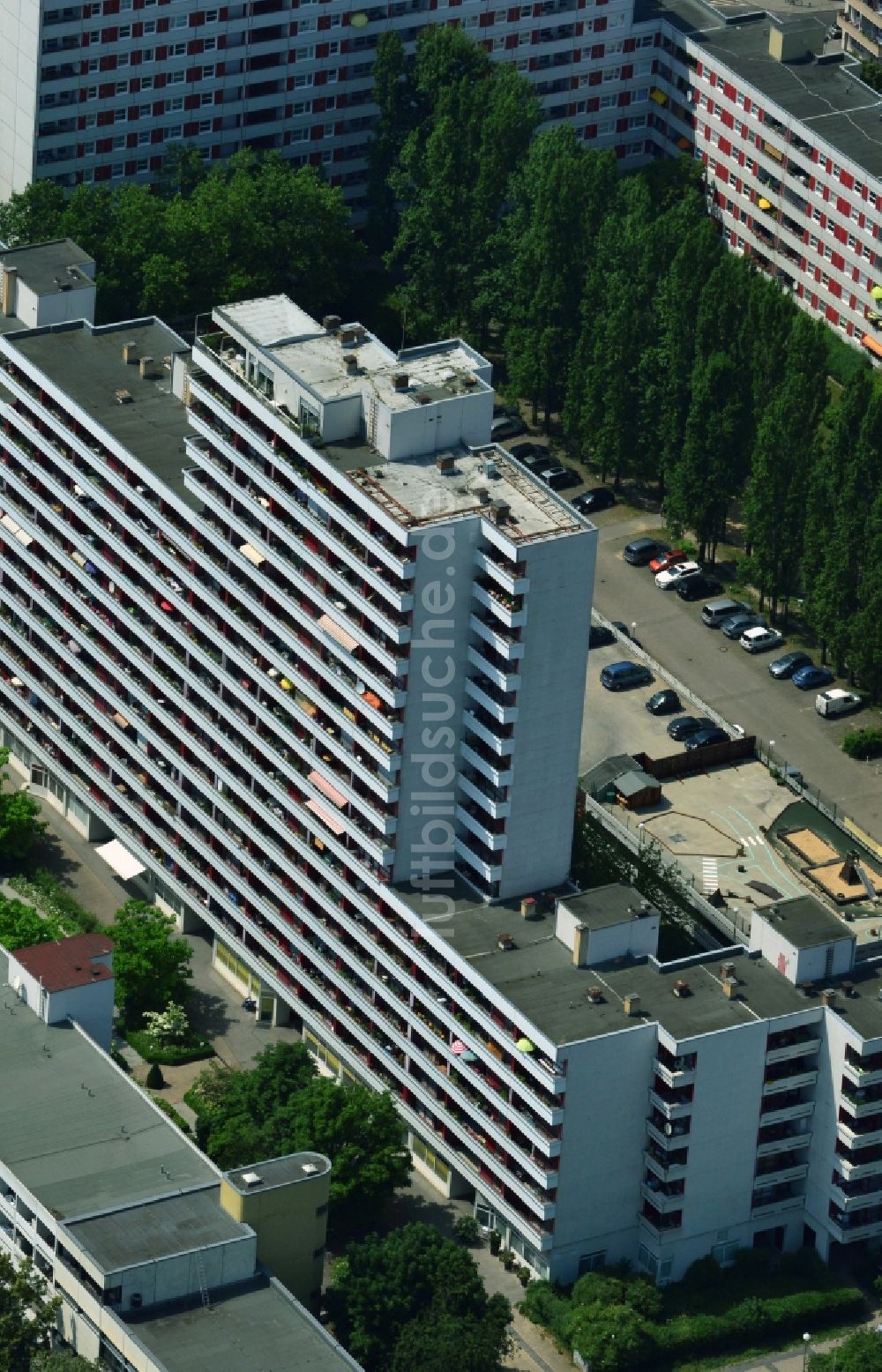 Berlin von oben - Mehrfamilienhaus - Hochhauszeile an der Bismarckstraße im Stadtteil Charlottenburg in Berlin