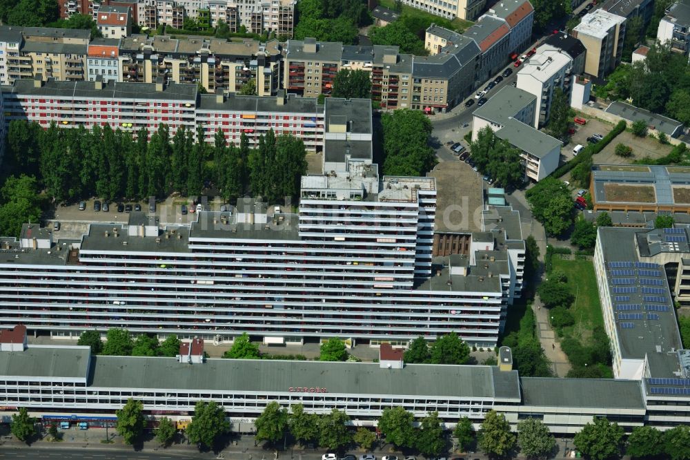 Luftaufnahme Berlin - Mehrfamilienhaus - Hochhauszeile an der Bismarckstraße im Stadtteil Charlottenburg in Berlin