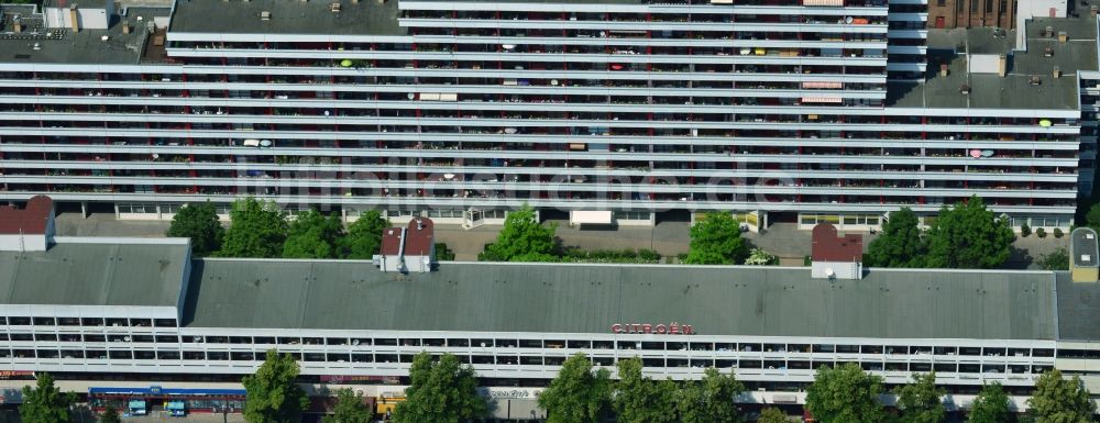 Berlin aus der Vogelperspektive: Mehrfamilienhaus - Hochhauszeile an der Bismarckstraße im Stadtteil Charlottenburg in Berlin