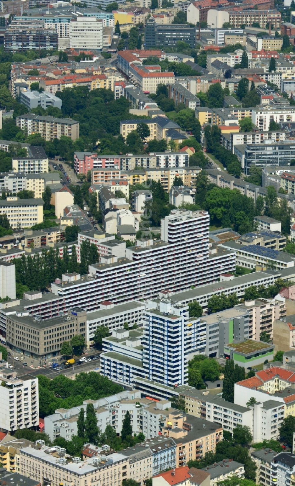 Berlin aus der Vogelperspektive: Mehrfamilienhaus - Hochhauszeile an der Bismarckstraße im Stadtteil Charlottenburg in Berlin