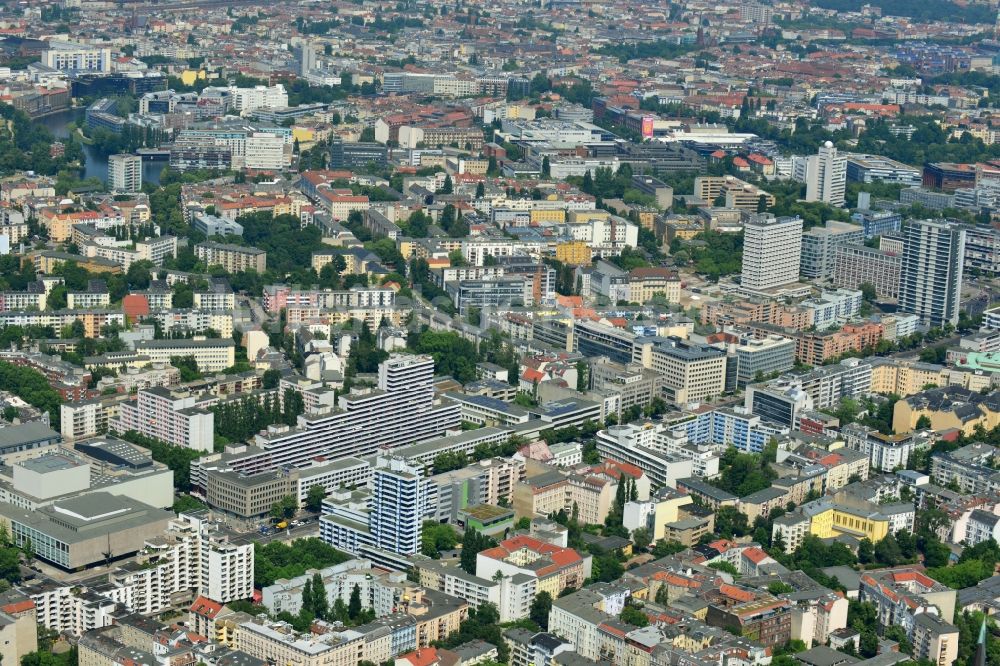 Luftbild Berlin - Mehrfamilienhaus - Hochhauszeile an der Bismarckstraße im Stadtteil Charlottenburg in Berlin