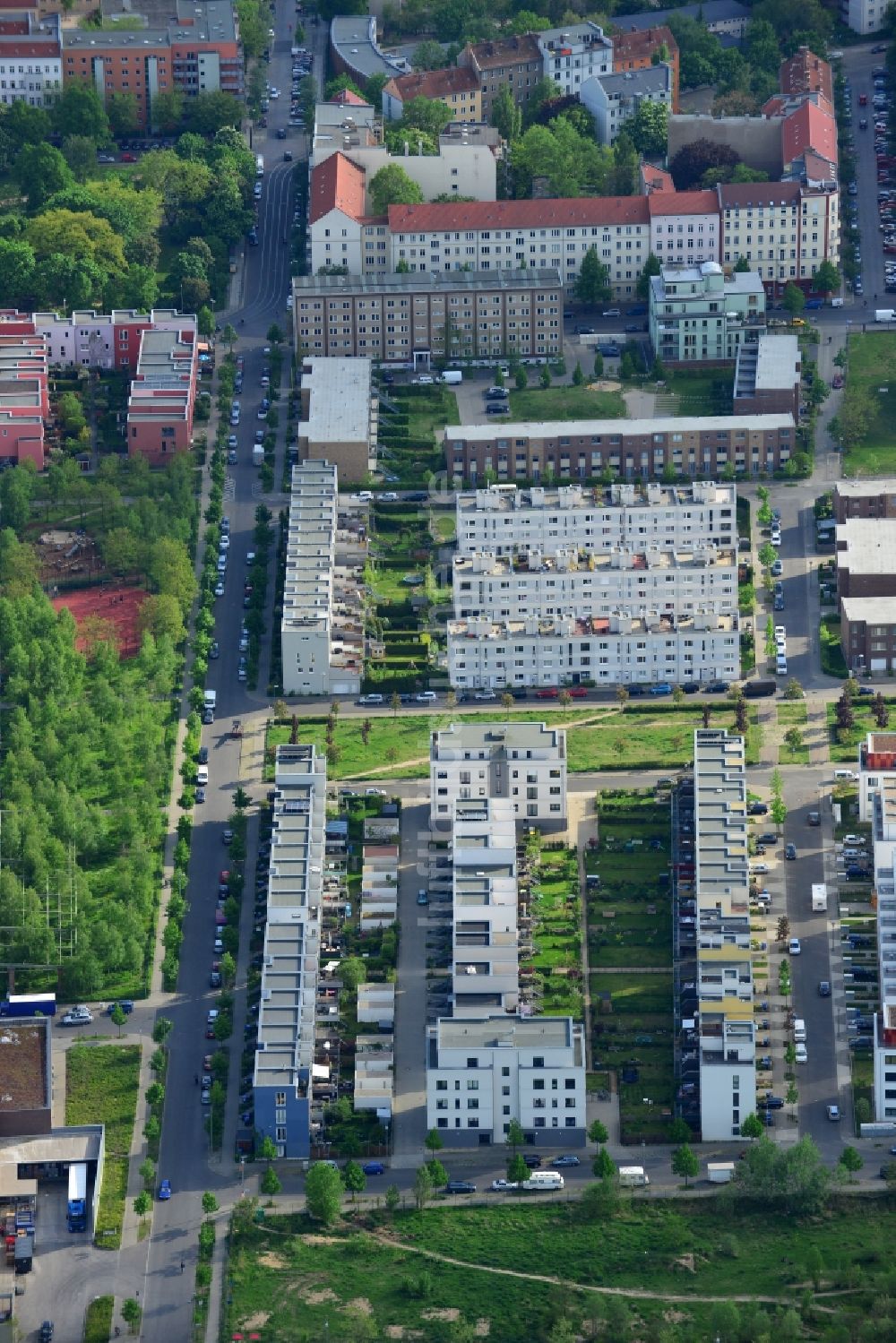 Berlin aus der Vogelperspektive: Mehrfamilienhaus- Neubauten und Reihenhäuser im Stadtenwicklungsgebiet Eldenaer Straße - Storkower Straße im Stadtteil Friedrichshain zu Berlin