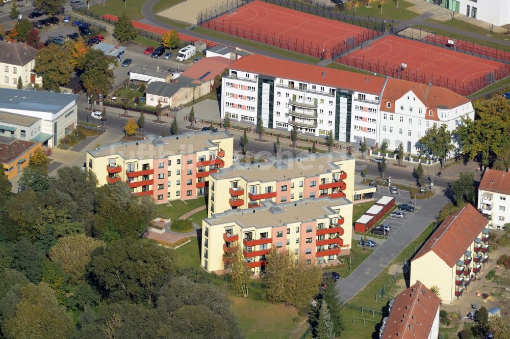 Oranienburg von oben - Mehrfamilienhaus- und Plattenbausiedlung entlang der Lehnitzstraße in Oranienburg im Bundesland Brandenburg