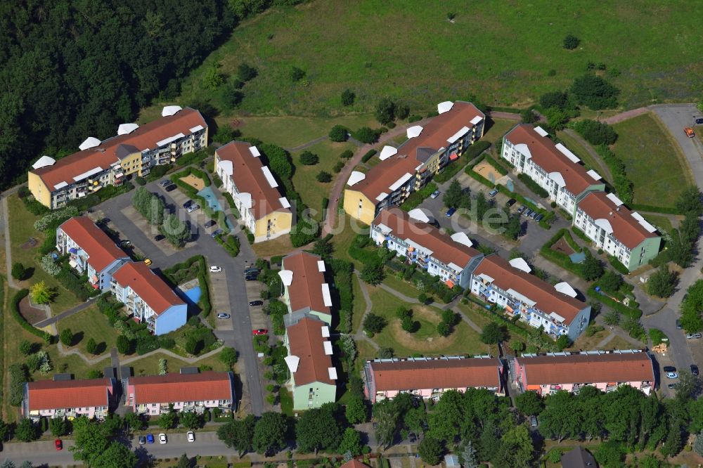 Friedersdorf - Vogelsdorf von oben - Mehrfamilienhaus- Siedlung an der Martin-Luther-Straße in Friedersdorf - Vogelsdorf im Bundesland Brandenburg