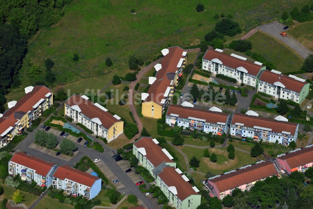 Friedersdorf - Vogelsdorf aus der Vogelperspektive: Mehrfamilienhaus- Siedlung an der Martin-Luther-Straße in Friedersdorf - Vogelsdorf im Bundesland Brandenburg