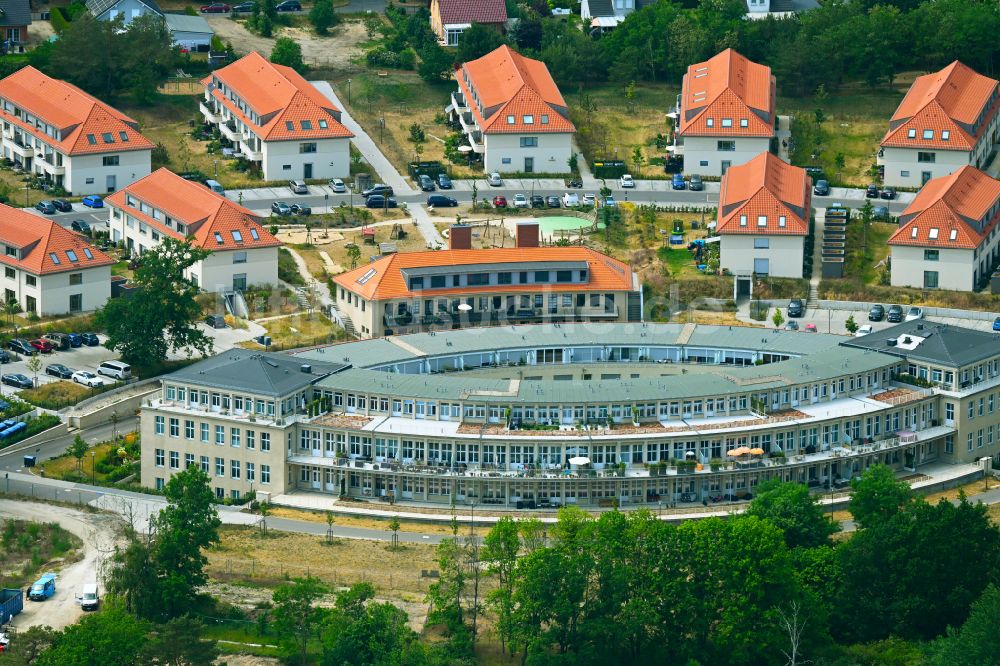 Wustermark von oben - Mehrfamilienhaus-Wohnanlage Gold-Gartenstadt Olympisches Dorf von 1936 im Ortsteil Elstal in Wustermark im Bundesland Brandenburg, Deutschland