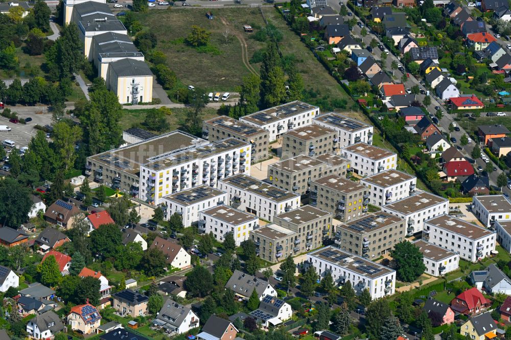 Berlin von oben - Mehrfamilienhaus-Wohnanlage Johannisgärten im Ortsteil Johannisthal in Berlin, Deutschland