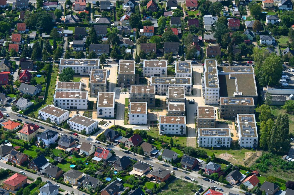 Berlin aus der Vogelperspektive: Mehrfamilienhaus-Wohnanlage Johannisgärten im Ortsteil Johannisthal in Berlin, Deutschland