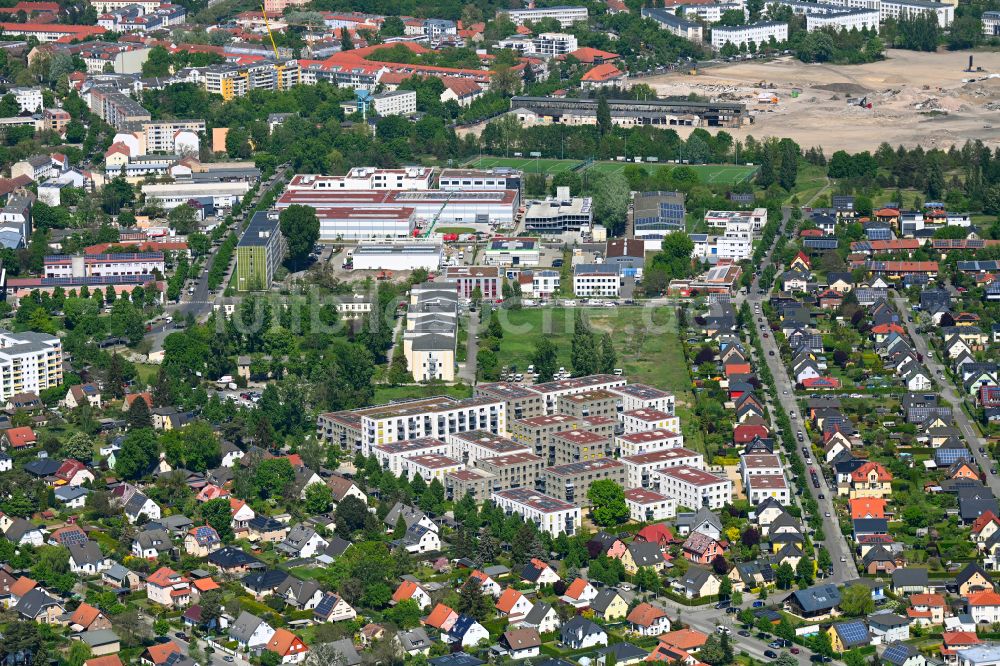 Luftaufnahme Berlin - Mehrfamilienhaus-Wohnanlage Johannisgärten im Ortsteil Johannisthal in Berlin, Deutschland