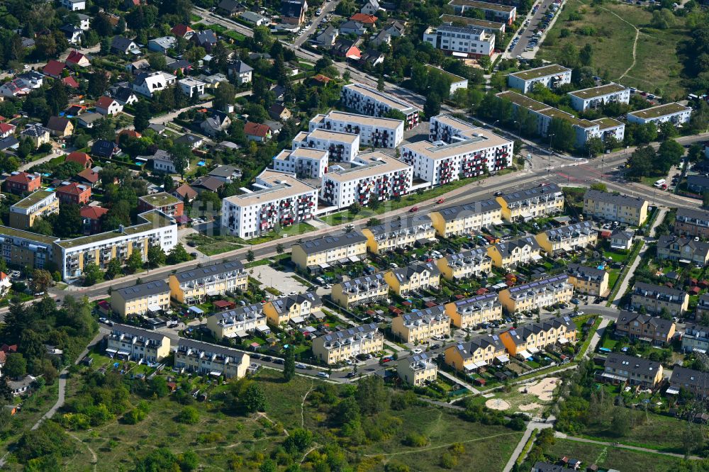 Luftaufnahme Berlin - Mehrfamilienhaus-Wohnanlage im Ortsteil Altglienicke in Berlin, Deutschland