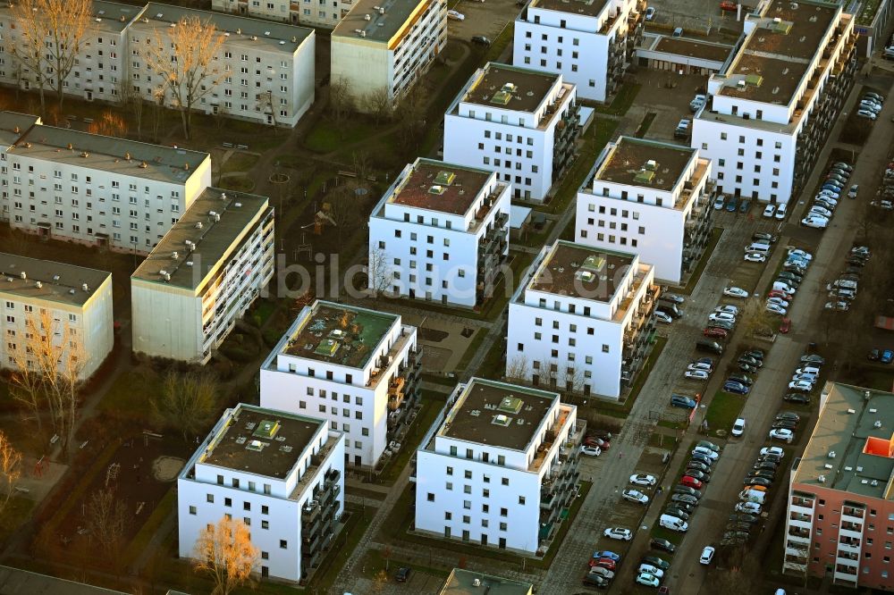 Luftaufnahme Berlin - Mehrfamilienhaus-Wohnanlage im Ortsteil Hellersdorf in Berlin, Deutschland