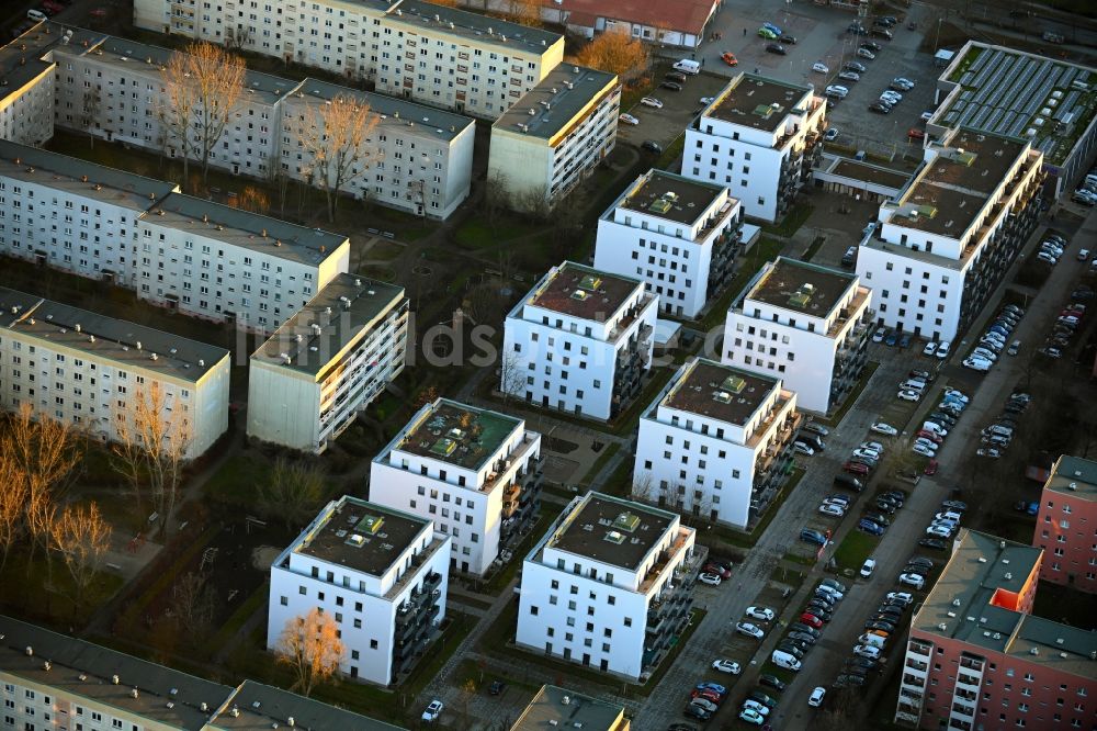 Berlin von oben - Mehrfamilienhaus-Wohnanlage im Ortsteil Hellersdorf in Berlin, Deutschland