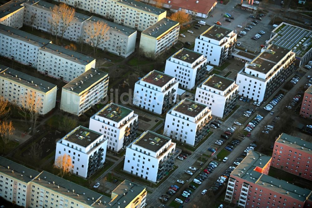 Berlin aus der Vogelperspektive: Mehrfamilienhaus-Wohnanlage im Ortsteil Hellersdorf in Berlin, Deutschland