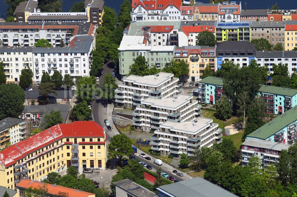 Luftaufnahme Berlin - Mehrfamilienhaus-Wohnanlage Rudower Straße Ecke Köllnische Straße im Ortsteil Schöneweide in Berlin, Deutschland