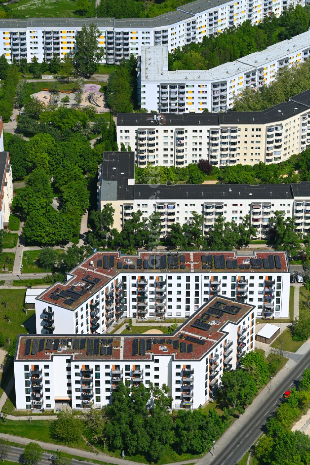 Luftaufnahme Berlin - Mehrfamilienhaus-Wohnanlage an der Seehausener Straße Ecke Pablo-Picasso-Straße in Berlin, Deutschland