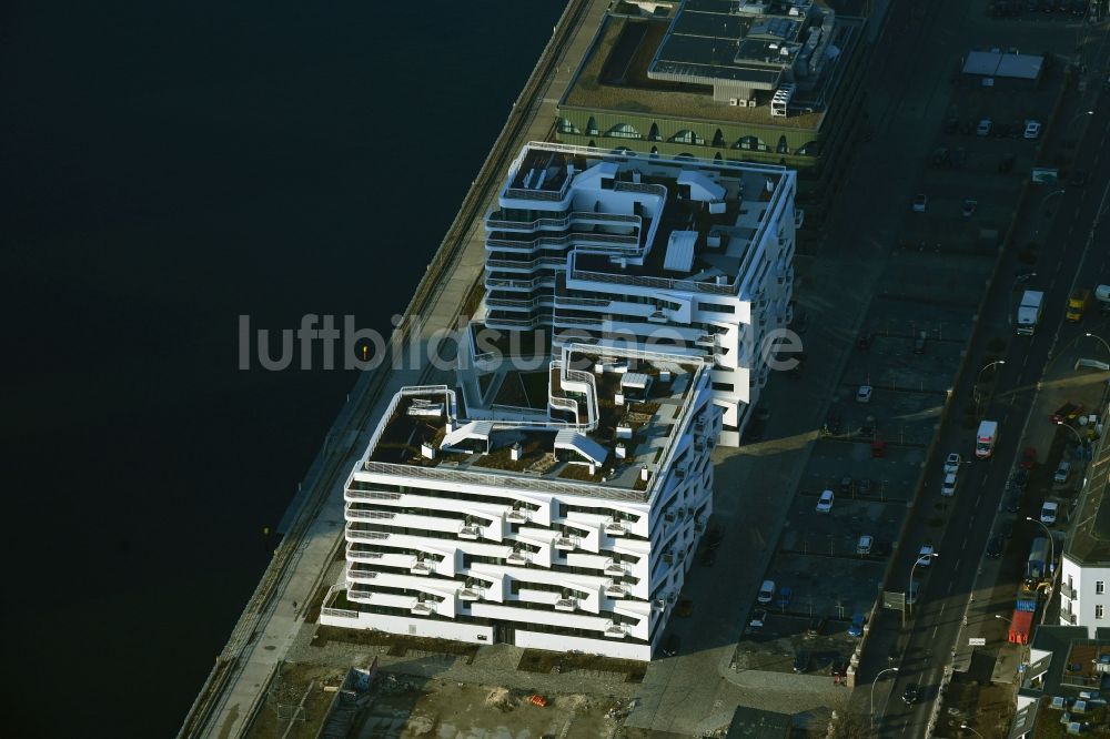 Luftbild Berlin - Mehrfamilienhaus-Wohnanlage WAVE WATERSIDE LIVING BERLIN im Ortsteil Friedrichshain in Berlin, Deutschland