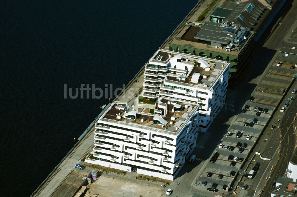 Luftbild Berlin - Mehrfamilienhaus-Wohnanlage WAVE WATERSIDE LIVING BERLIN im Ortsteil Friedrichshain in Berlin, Deutschland