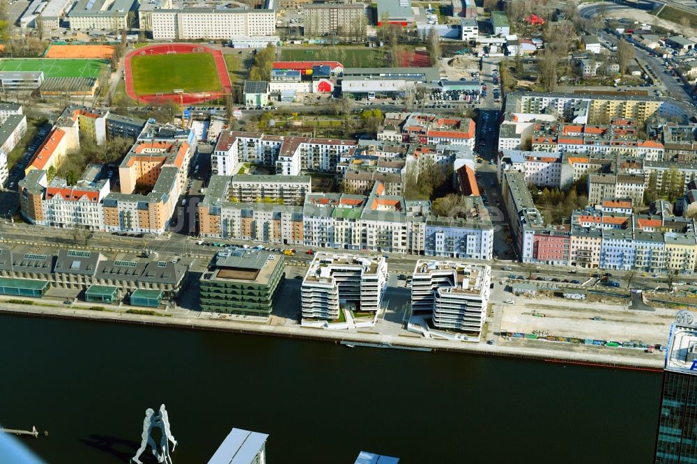 Berlin von oben - Mehrfamilienhaus-Wohnanlage WAVE WATERSIDE LIVING BERLIN im Ortsteil Friedrichshain in Berlin, Deutschland