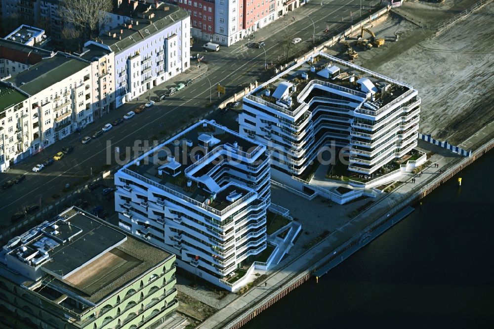 Luftbild Berlin - Mehrfamilienhaus-Wohnanlage WAVE WATERSIDE LIVING BERLIN im Ortsteil Friedrichshain in Berlin, Deutschland