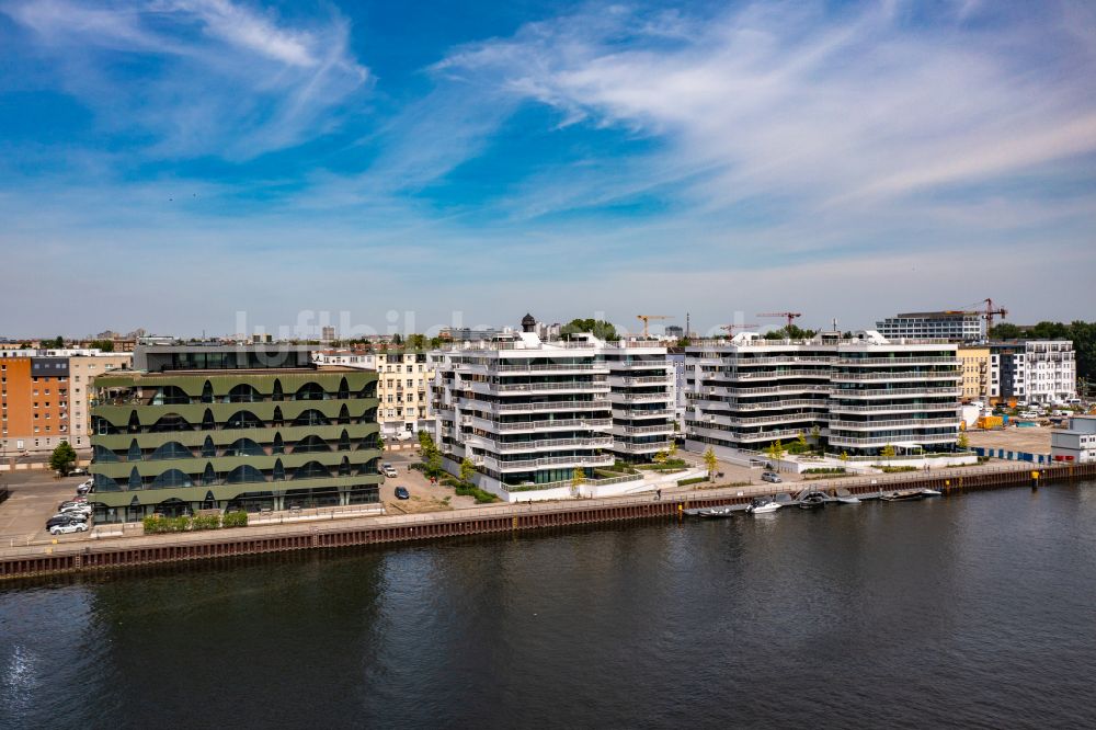 Berlin von oben - Mehrfamilienhaus-Wohnanlage WAVE WATERSIDE LIVING BERLIN im Ortsteil Friedrichshain in Berlin, Deutschland