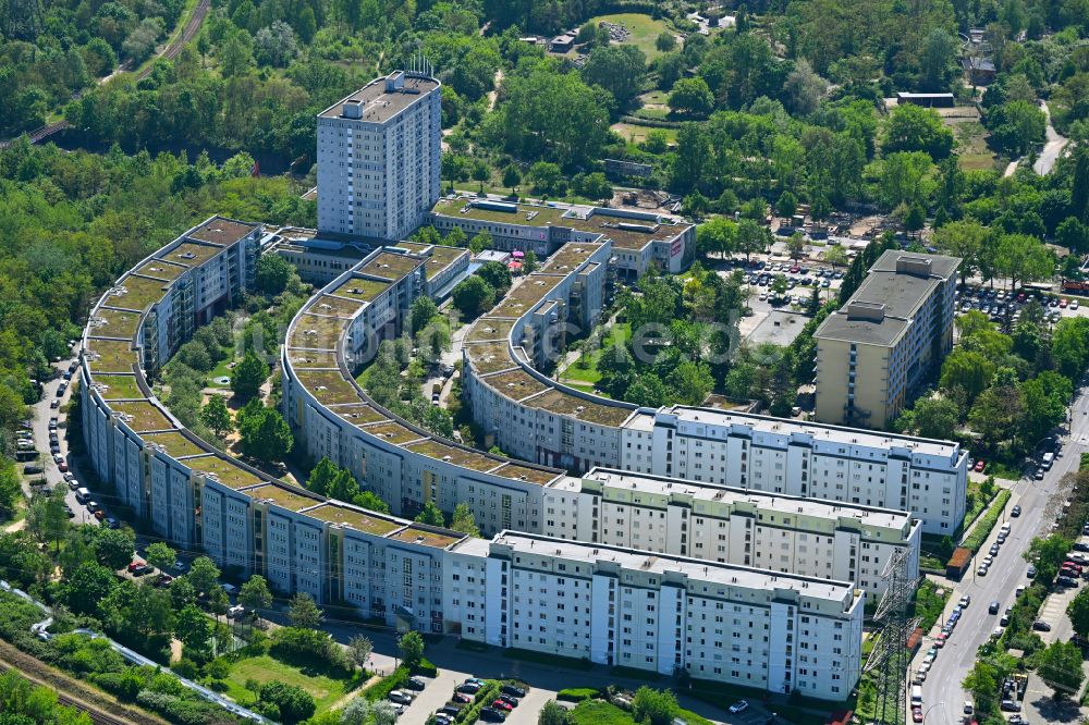 Berlin von oben - Mehrfamilienhaus-Wohnanlage im Wohngebiet Gensinger Viertel an der Gensinger Straße im Bezirk Lichtenberg in Berlin