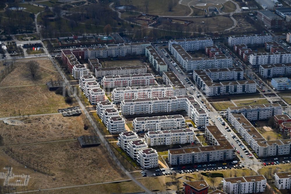 Berlin aus der Vogelperspektive: Mehrfamilienhaus-Wohnanlage zwischen Hasenholzer Allee, Spitzmühler Straße und dem Wiesenpark im Ortsteil Marzahn in Berlin