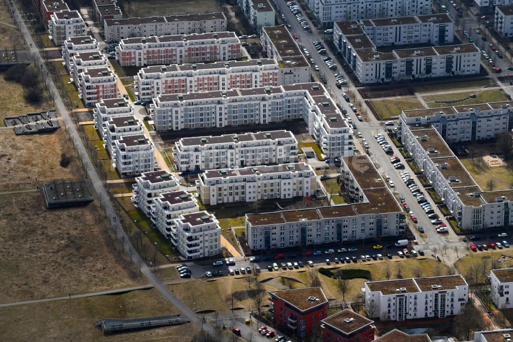 Luftbild Berlin - Mehrfamilienhaus-Wohnanlage zwischen Hasenholzer Allee, Spitzmühler Straße und dem Wiesenpark im Ortsteil Marzahn in Berlin