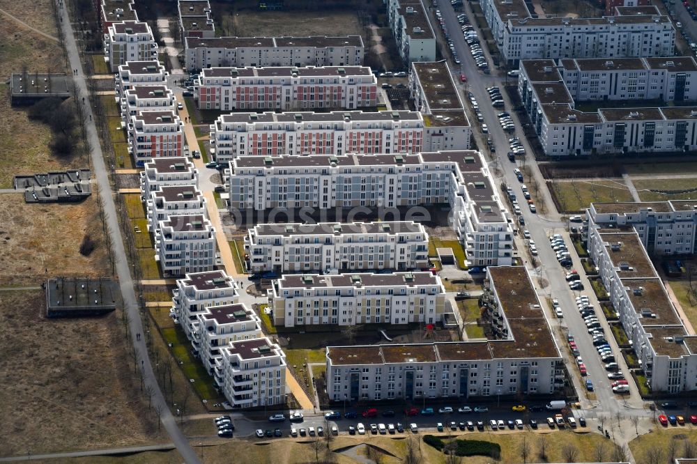 Luftaufnahme Berlin - Mehrfamilienhaus-Wohnanlage zwischen Hasenholzer Allee, Spitzmühler Straße und dem Wiesenpark im Ortsteil Marzahn in Berlin