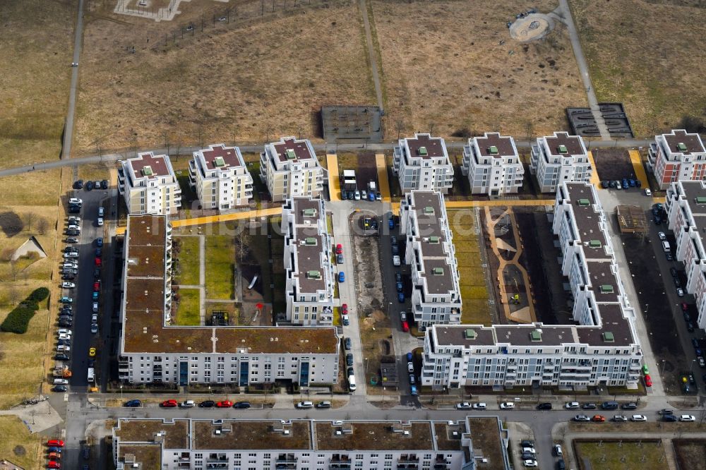 Berlin aus der Vogelperspektive: Mehrfamilienhaus-Wohnanlage zwischen Hasenholzer Allee, Spitzmühler Straße und dem Wiesenpark im Ortsteil Marzahn in Berlin