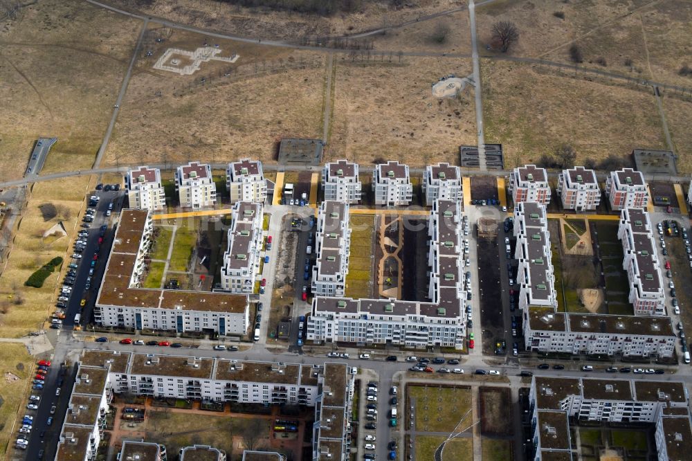 Luftbild Berlin - Mehrfamilienhaus-Wohnanlage zwischen Hasenholzer Allee, Spitzmühler Straße und dem Wiesenpark im Ortsteil Marzahn in Berlin