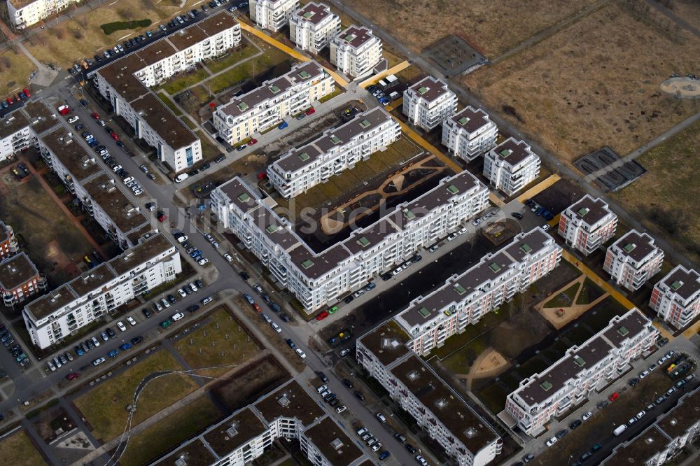 Luftaufnahme Berlin - Mehrfamilienhaus-Wohnanlage zwischen Hasenholzer Allee, Spitzmühler Straße und dem Wiesenpark im Ortsteil Marzahn in Berlin