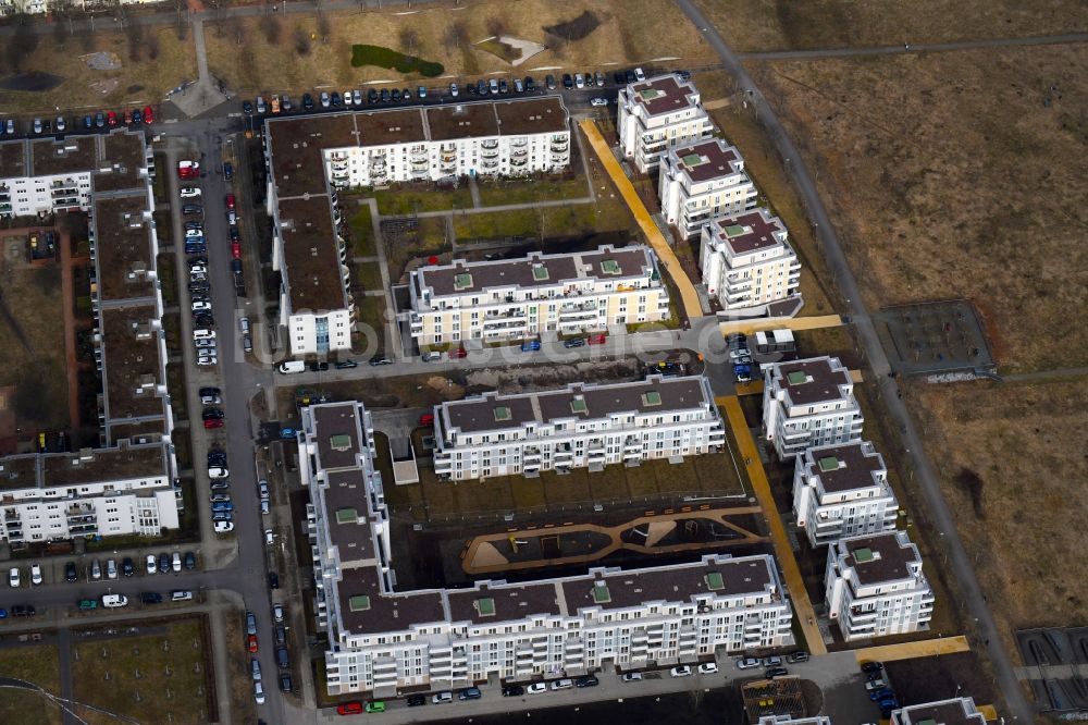 Berlin aus der Vogelperspektive: Mehrfamilienhaus-Wohnanlage zwischen Hasenholzer Allee, Spitzmühler Straße und dem Wiesenpark im Ortsteil Marzahn in Berlin