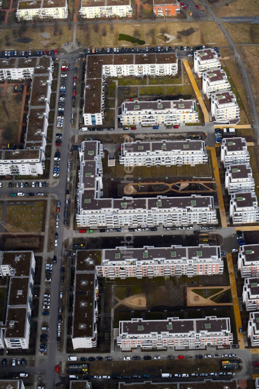 Luftbild Berlin - Mehrfamilienhaus-Wohnanlage zwischen Hasenholzer Allee, Spitzmühler Straße und dem Wiesenpark im Ortsteil Marzahn in Berlin