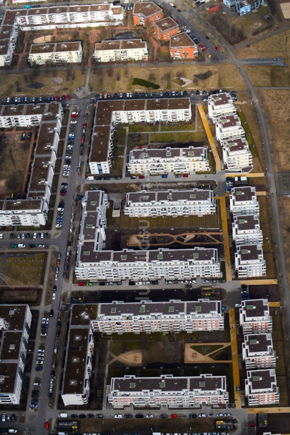 Luftaufnahme Berlin - Mehrfamilienhaus-Wohnanlage zwischen Hasenholzer Allee, Spitzmühler Straße und dem Wiesenpark im Ortsteil Marzahn in Berlin