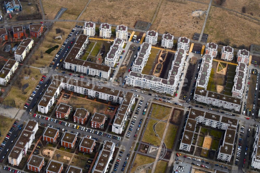 Berlin von oben - Mehrfamilienhaus-Wohnanlage zwischen Hasenholzer Allee, Spitzmühler Straße und dem Wiesenpark im Ortsteil Marzahn in Berlin