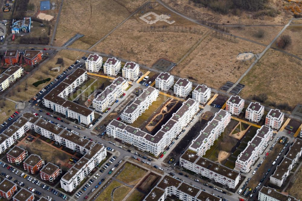 Berlin aus der Vogelperspektive: Mehrfamilienhaus-Wohnanlage zwischen Hasenholzer Allee, Spitzmühler Straße und dem Wiesenpark im Ortsteil Marzahn in Berlin