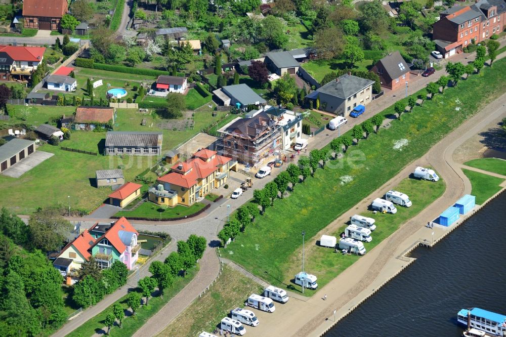 Wittenberge von oben - Mehrfamilienhaus - Wohngebiet am Nedwighafen am Ufer der Elbe in Wittenberge im Bundesland Brandenburg