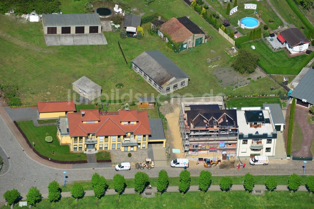 Wittenberge aus der Vogelperspektive: Mehrfamilienhaus - Wohngebiet am Nedwighafen am Ufer der Elbe in Wittenberge im Bundesland Brandenburg