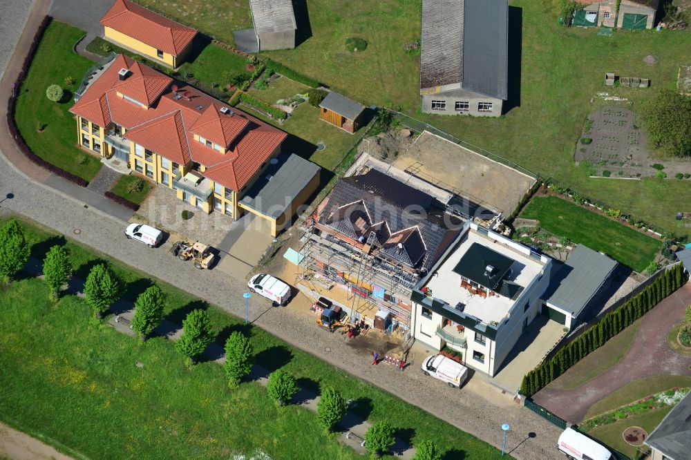 Luftbild Wittenberge - Mehrfamilienhaus - Wohngebiet am Nedwighafen am Ufer der Elbe in Wittenberge im Bundesland Brandenburg