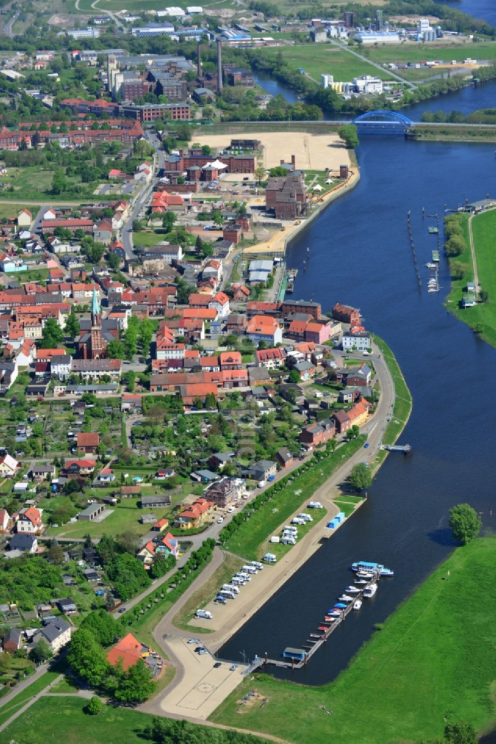 Wittenberge von oben - Mehrfamilienhaus - Wohngebiet am Nedwighafen am Ufer der Elbe in Wittenberge im Bundesland Brandenburg