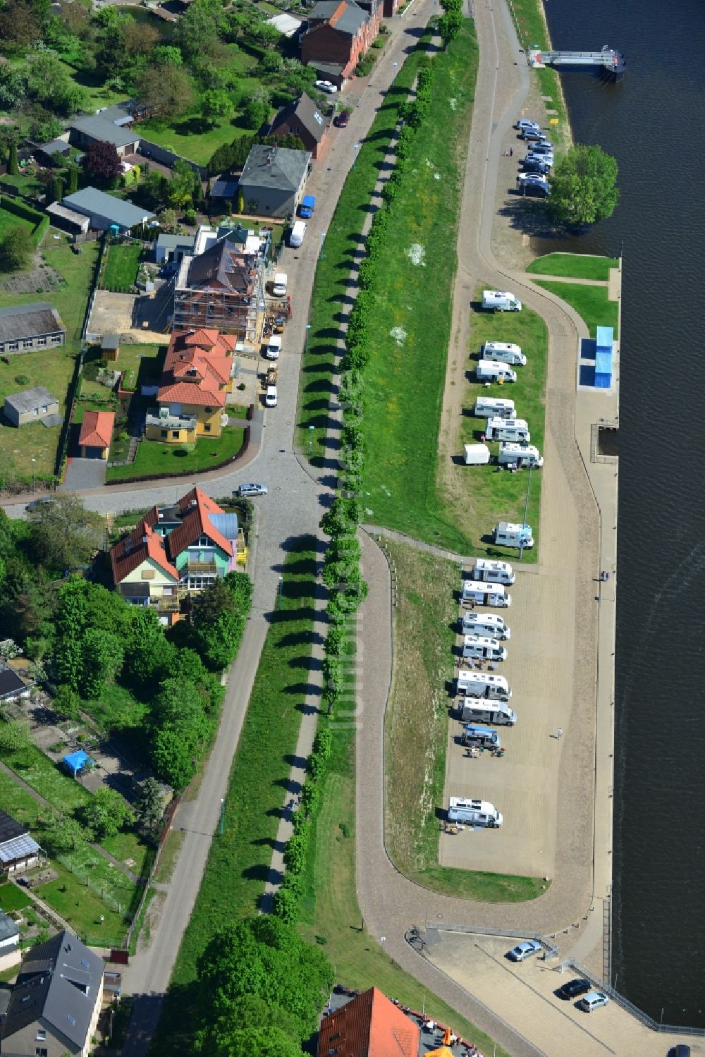 Wittenberge aus der Vogelperspektive: Mehrfamilienhaus - Wohngebiet am Nedwighafen am Ufer der Elbe in Wittenberge im Bundesland Brandenburg