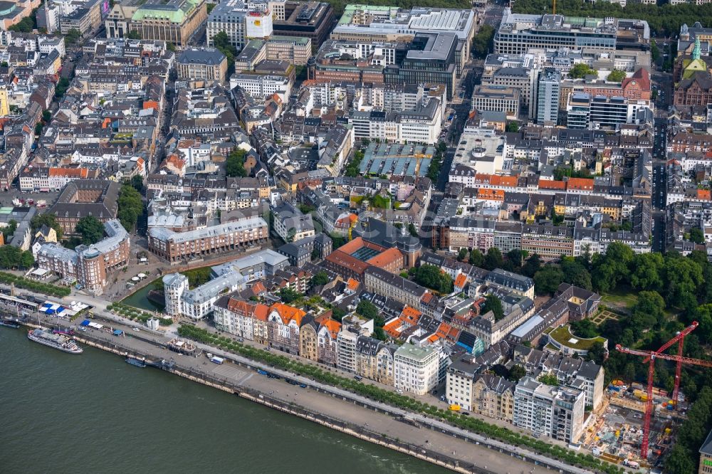 Luftaufnahme Düsseldorf - Mehrfamilienhaus- Wohngebiet an der Rheinufer-Promenade in Düsseldorf im Bundesland Nordrhein-Westfalen, Deutschland