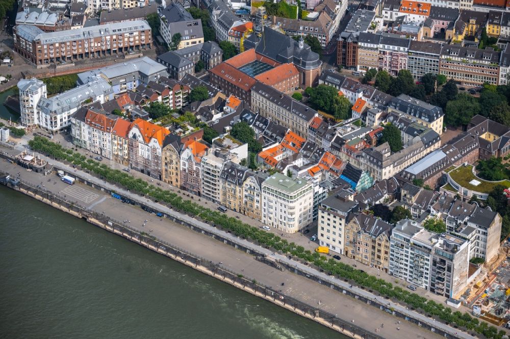 Düsseldorf von oben - Mehrfamilienhaus- Wohngebiet an der Rheinufer-Promenade in Düsseldorf im Bundesland Nordrhein-Westfalen, Deutschland