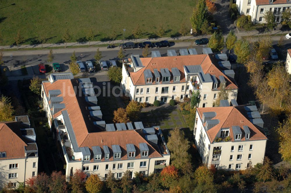 Luftaufnahme Berlin - Mehrfamilienhaus- Wohngebiete südlich der A10 / E55 in Berlin-Karow