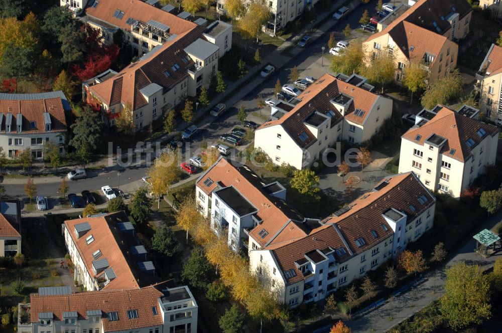 Berlin von oben - Mehrfamilienhaus- Wohngebiete südlich der A10 / E55 in Berlin-Karow