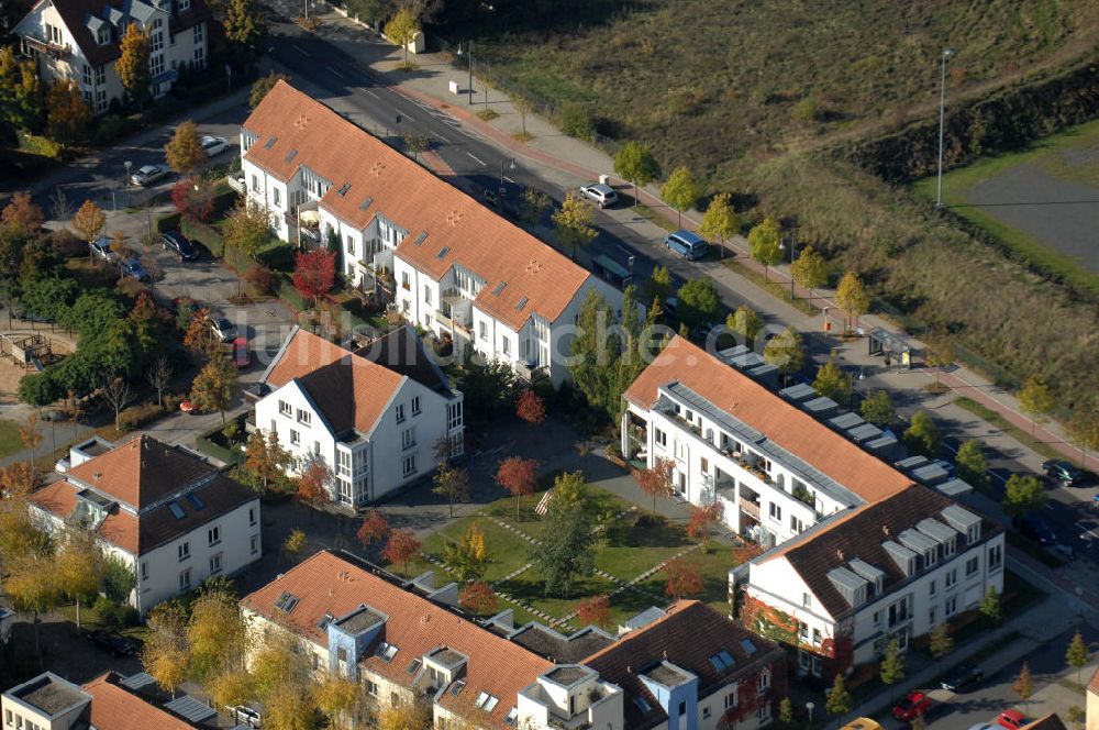 Luftaufnahme Berlin - Mehrfamilienhaus- Wohngebiete südlich der A10 / E55 in Berlin-Karow