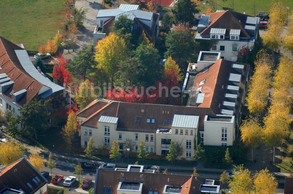 Luftbild Berlin - Mehrfamilienhaus- Wohngebiete südlich der A10 / E55 in Berlin-Karow