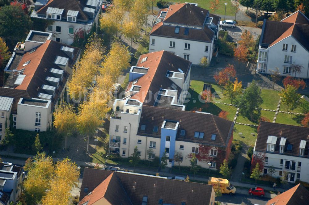 Luftaufnahme Berlin - Mehrfamilienhaus- Wohngebiete südlich der A10 / E55 in Berlin-Karow