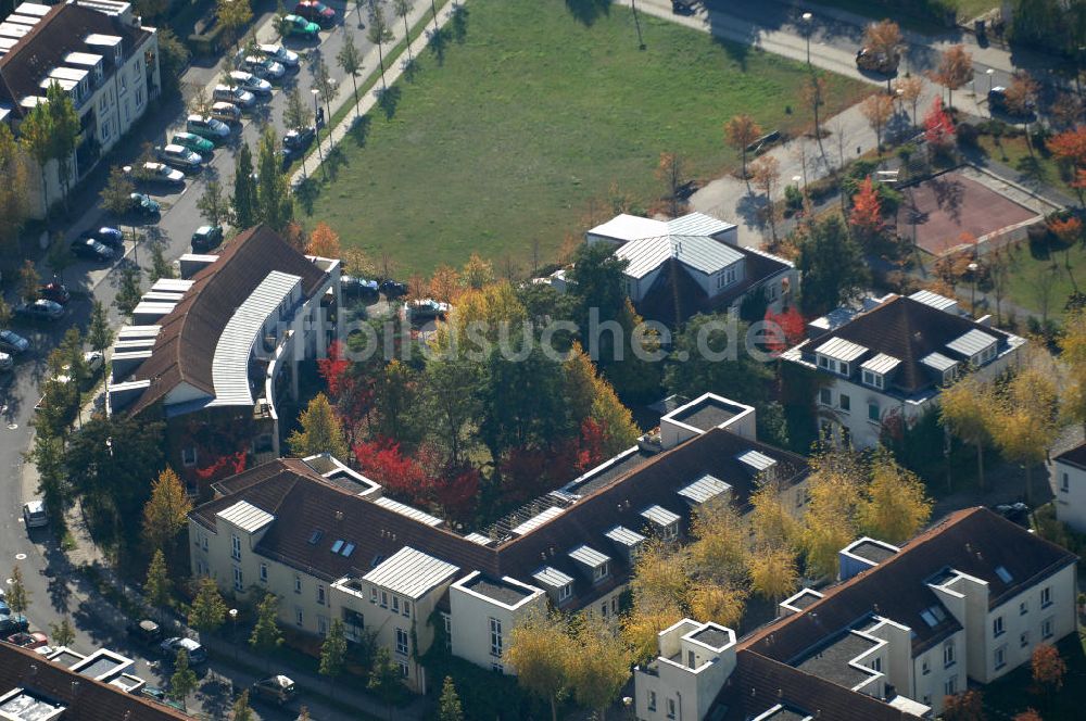 Luftaufnahme Berlin - Mehrfamilienhaus- Wohngebiete südlich der A10 / E55 in Berlin-Karow