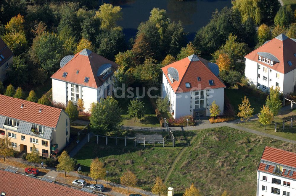 Luftbild Berlin - Mehrfamilienhaus- Wohngebiete südlich der A10 / E55 in Berlin-Karow